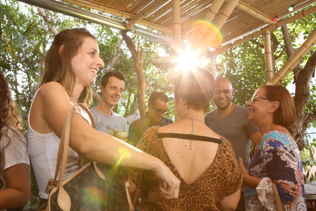 Pessoas reunidas no jardim do Terra Mamma