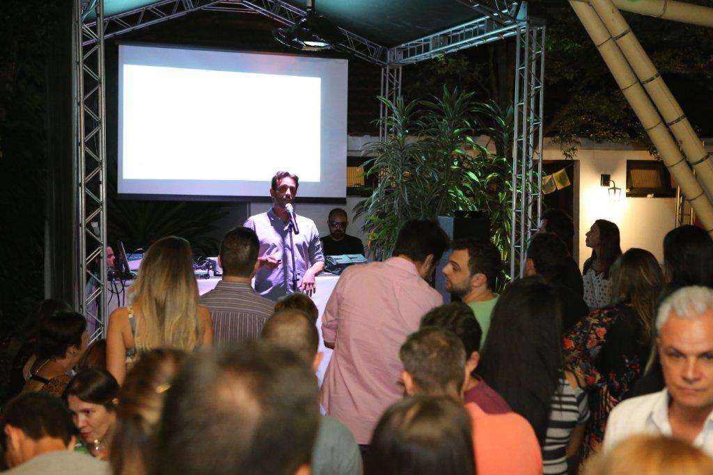 Apresentação cultural à noite no Terra Mamma