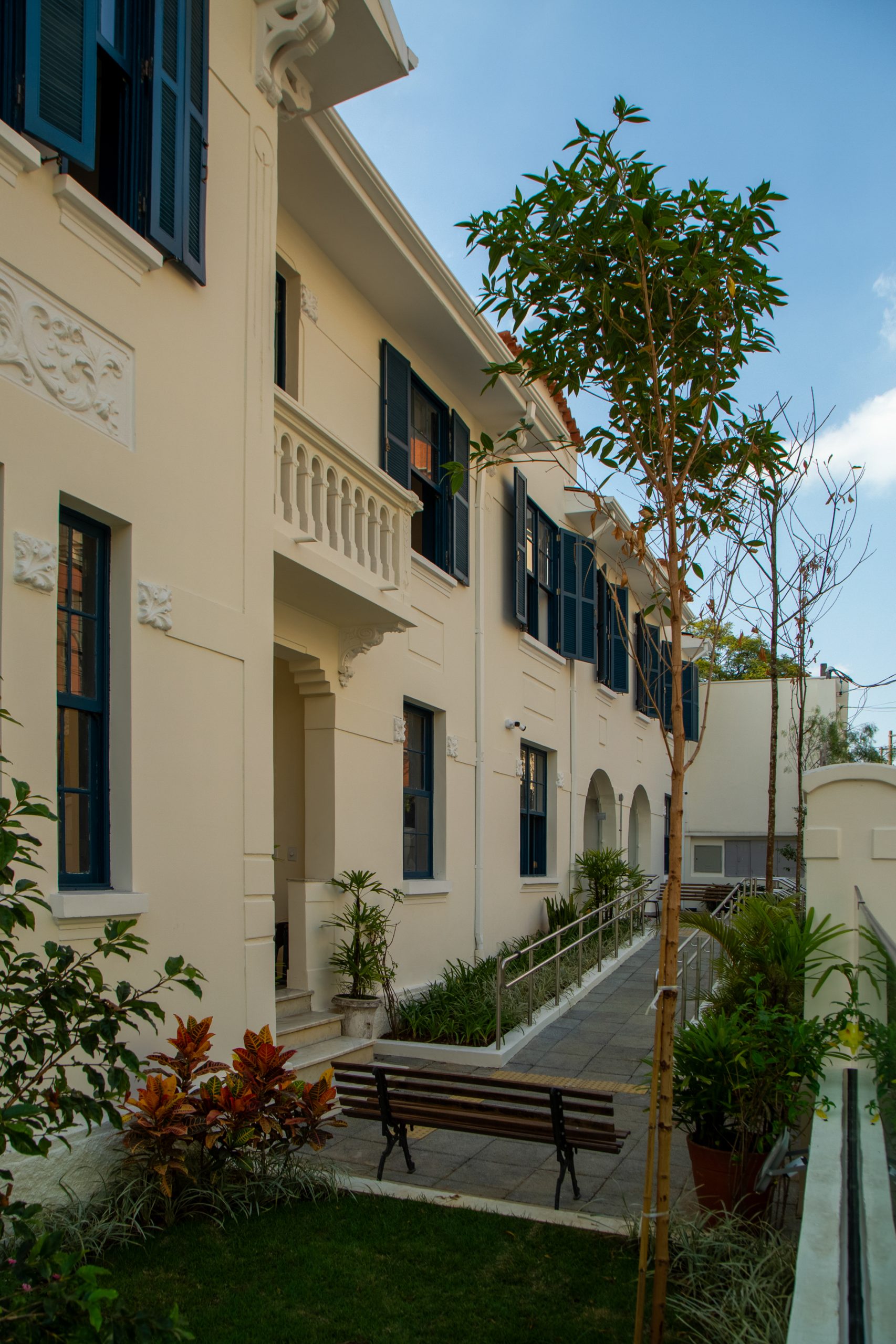 Fachada e jardim da Casa Mário de Andrade
