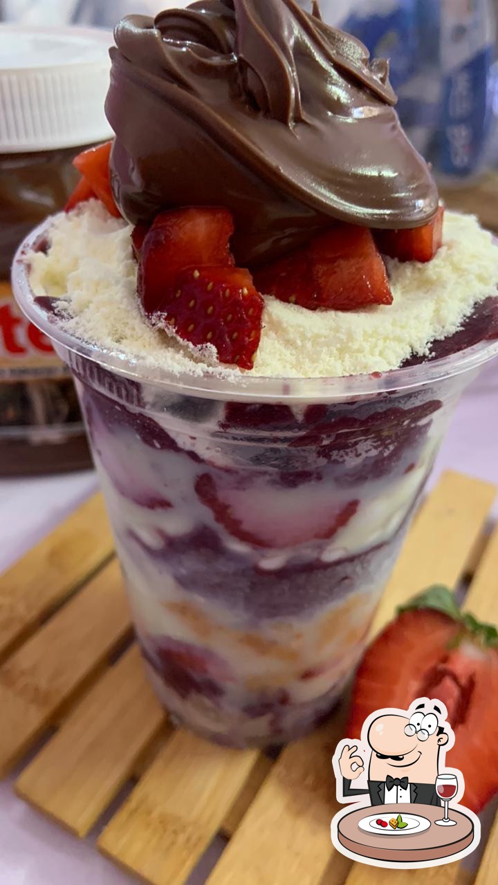 Copo de açaí com morango e complementos na galeria da Família Açaí Vila Romana