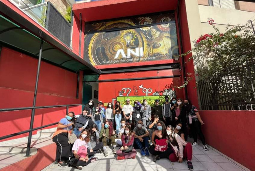 Grupo de visitantes diante da sede da ANI e Inventolândia