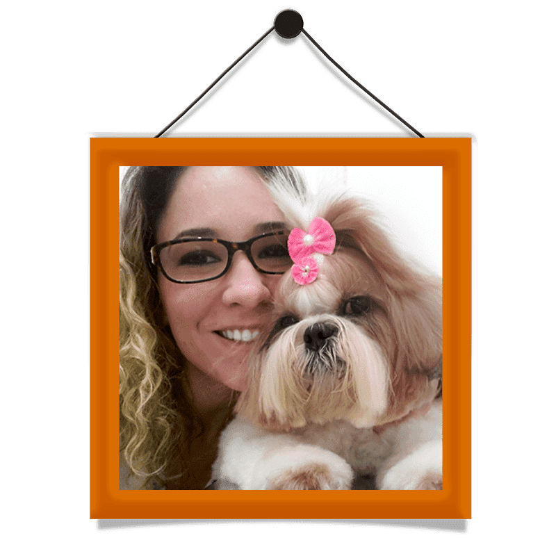 Retrato institucional de Karina com um cão, apresentado no site oficial