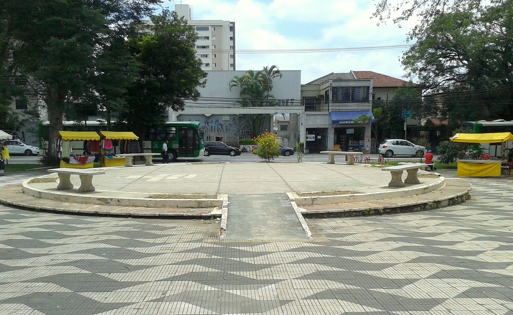 Praça Cornélia com árvores e espaços de convivência na Vila Romana