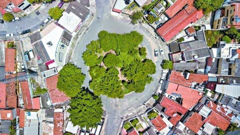 Vista aérea da Praça Rio dos Campos e das ruas ao redor