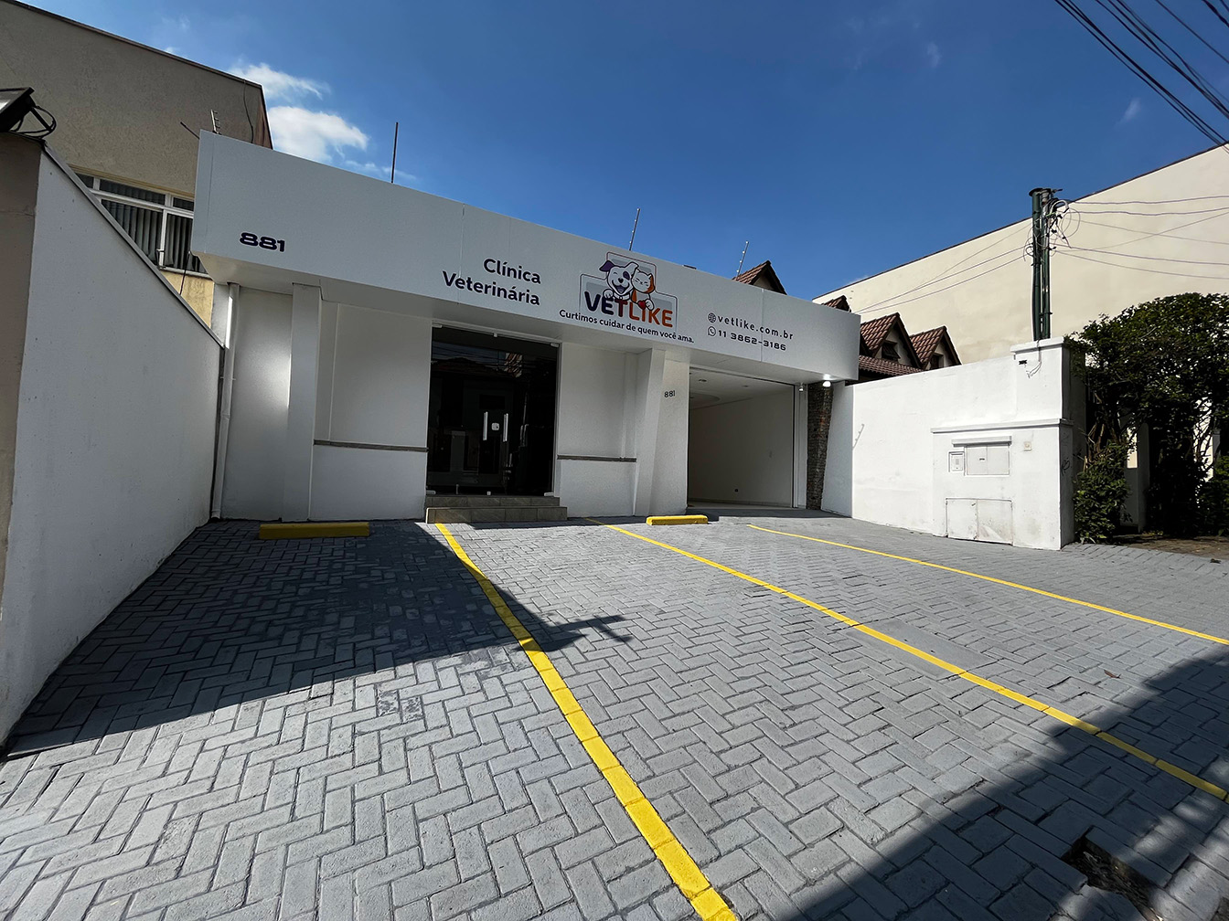 Fachada com nome e número 881 visíveis
