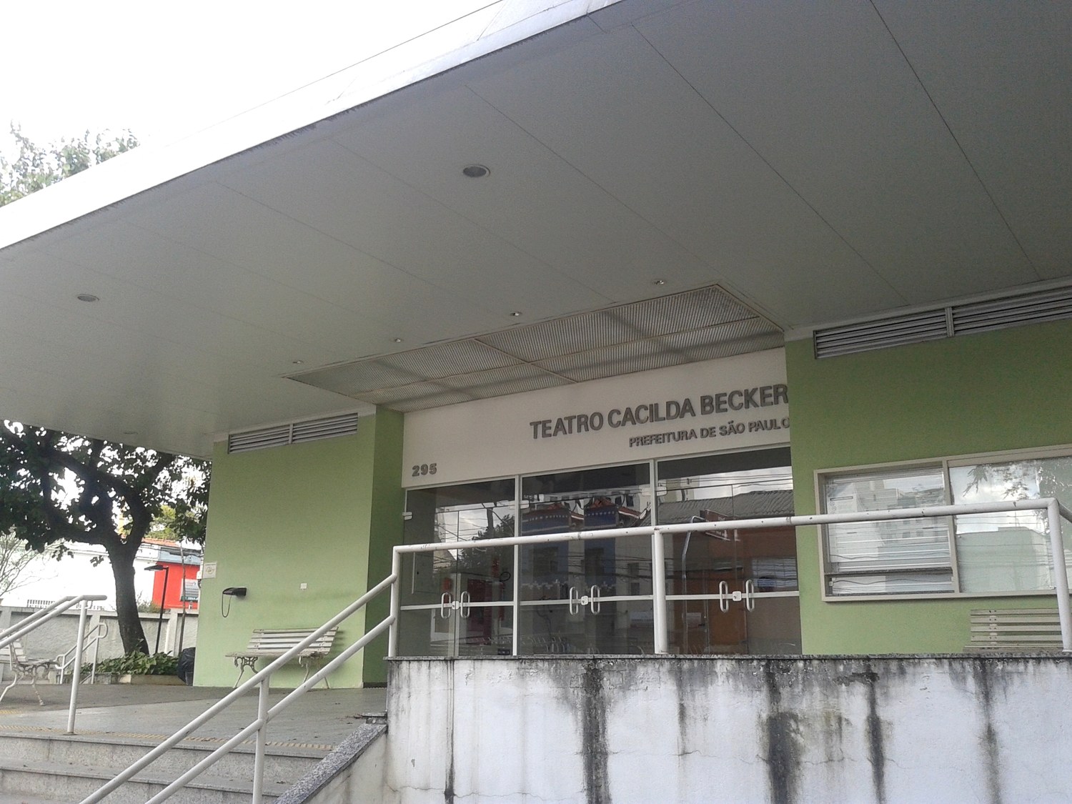 Fachada do Teatro Municipal Cacilda Becker, na Rua Tito. Registro de 2015.