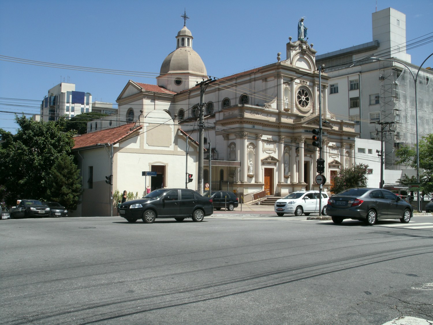 Igreja Nossa Senhora do Rosário de Pompeia, na avenida que leva o nome do bairro.