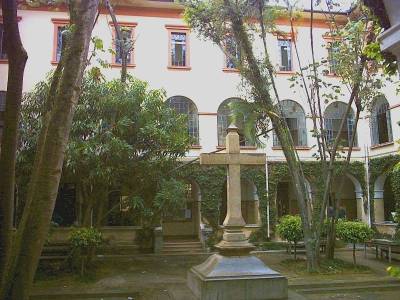 Pátio da Cruz, no campus Monte Alegre da PUC-SP, em 2006.