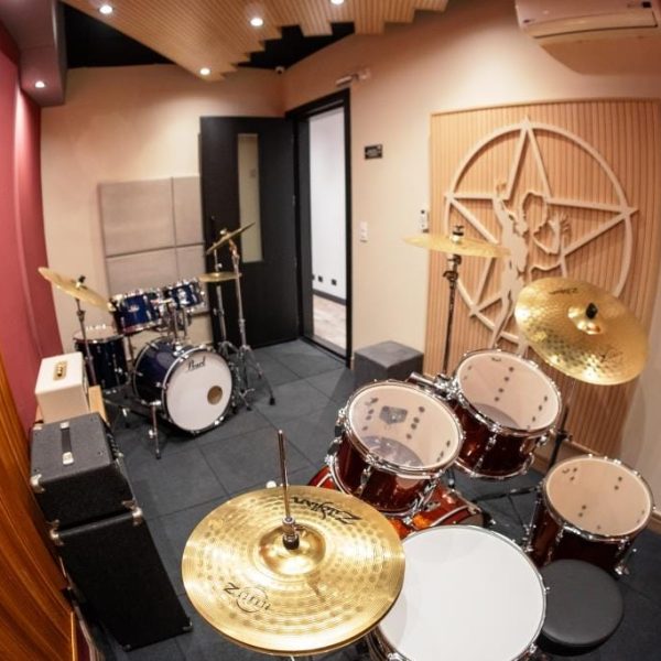 Sala Rush do Drooms, com duas baterias acústicas e tratamento acústico nas paredes.